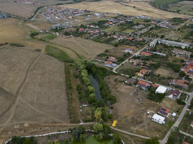 Teren de 7900 mp cu baltă de pescuit în Frumușeni