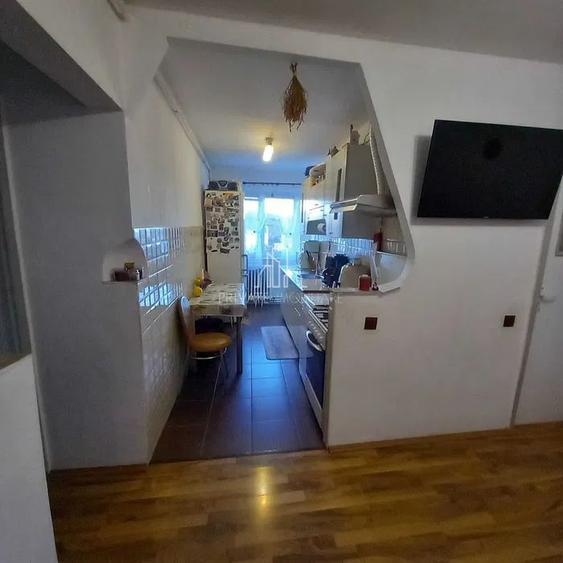 Apartament 2 camere, hol patrat, etaj intermediar, Dambu