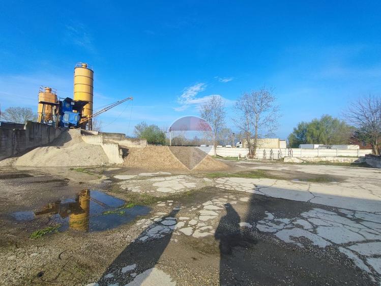 De închiriat platforma betonata 3178 mp teren si șopron, Borșului 47