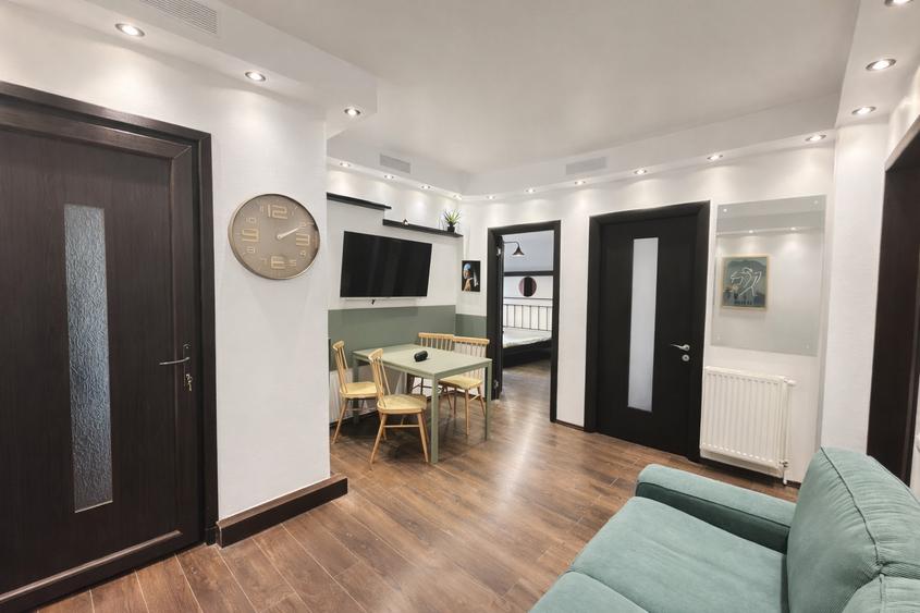 3 Bedroom Apartment: Armeneasca-Universitate: Newly Renovated