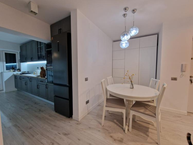 Vânzare apart 5 camere zona Polonă cu garaj încălzit