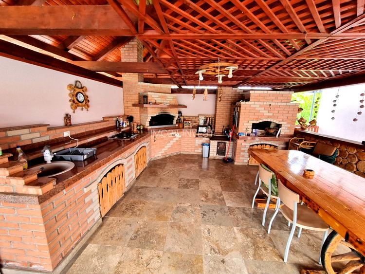 Casă individuală, 4 dormitoare, 340 mp Utili, Teren 1719 mp, garaj - 2
