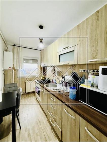 Ap cu 2 camere si balcon, 50 mp, balcon, zona Vasile Aaron