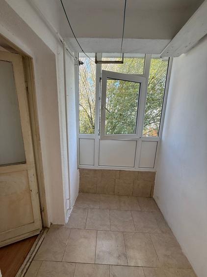 Garsonieră 27 mp cu balcon - etaj 2 - nemobilata -bloc an 1980