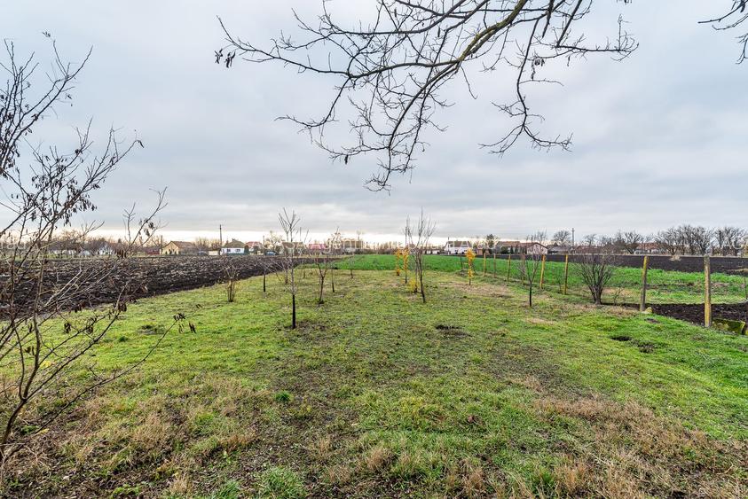 Două fronturi. 2.500 mp. Gospodărie existentă. - 2