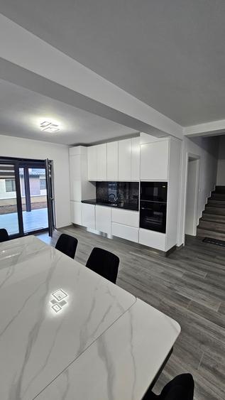 Chirie Duplex situat la 4 minute de Primarie finisat mobilat 1000eur/luna