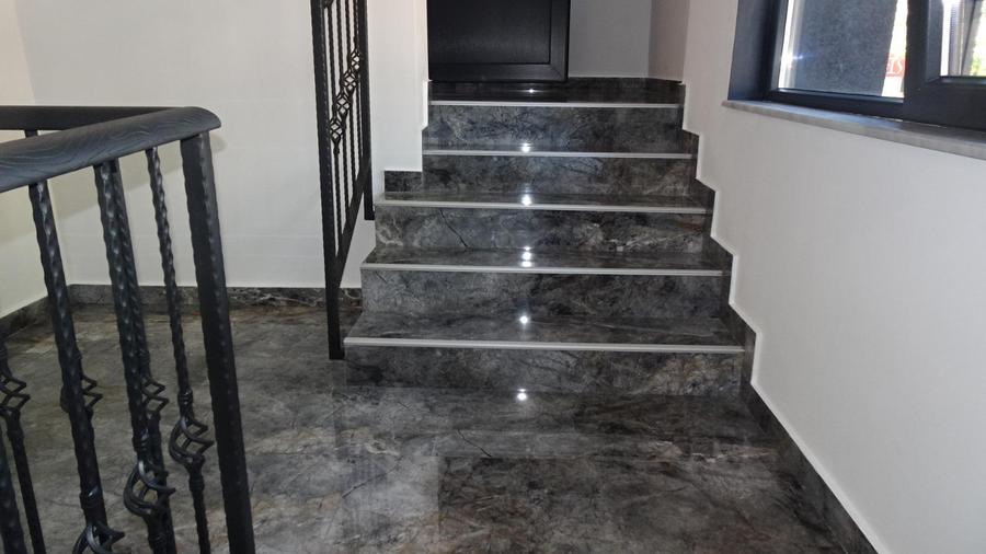 Inchiriez apartament in Vila in Deva, zona ultracentrala, curte comuna