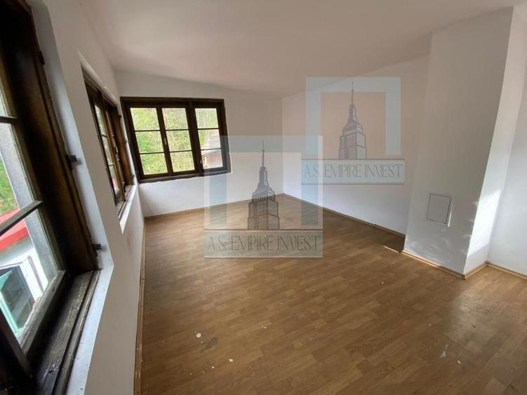 Casa singur in curte - zona Schei