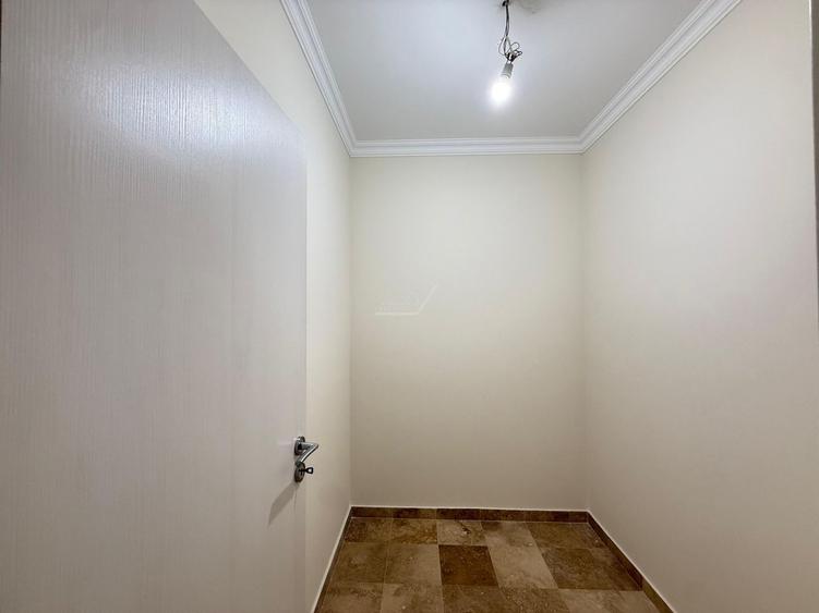 Locatie excelenta. Spatios 60 mp. Dressing. Asfalt. Loc de parcare.