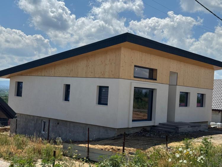 Casă de vânzare, 195 mp util, teren 5 ari, zona Tautii Magherus
