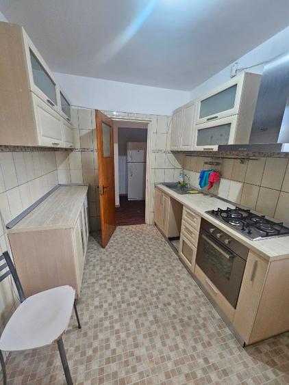 Ofer spre inchiriere apartament cu 3 camere