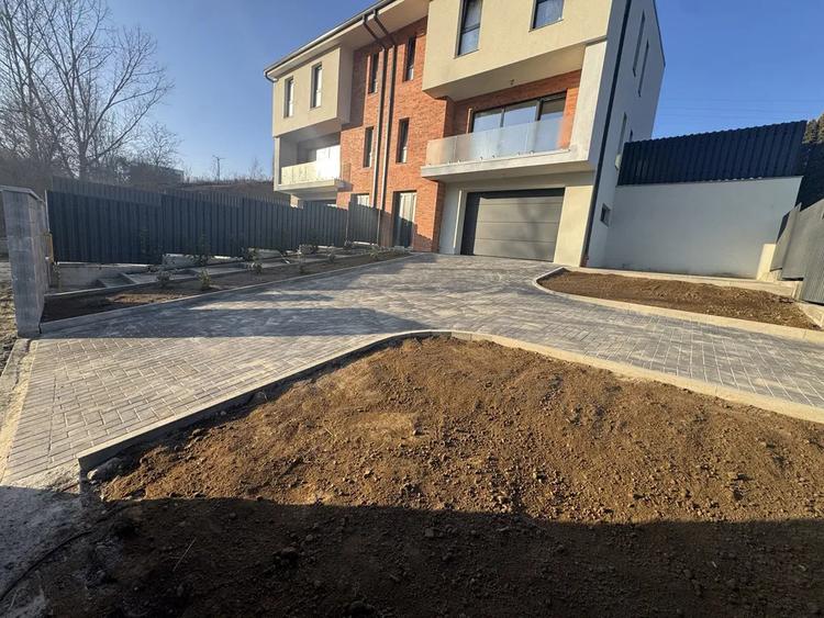 Duplex de vanzare, D+P+E, garaj 190mp utili, Tauti