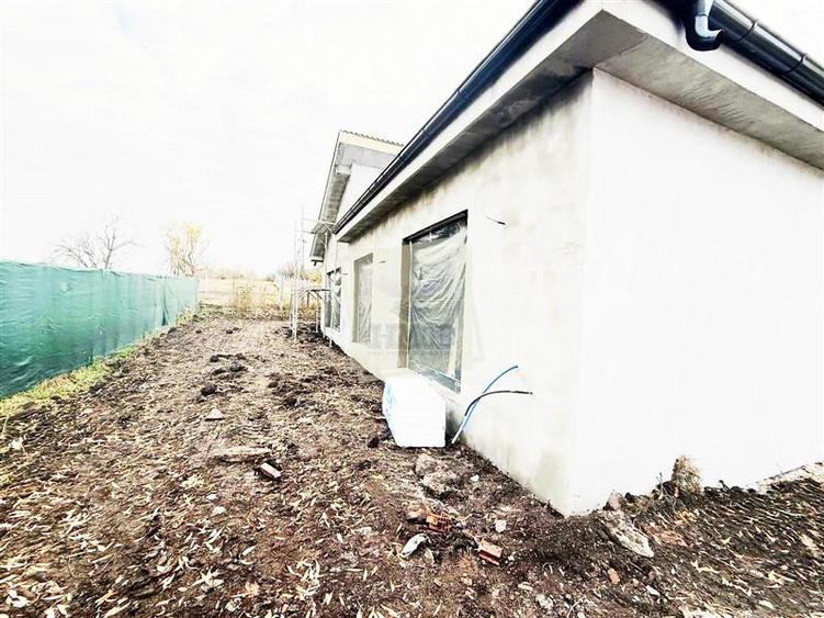 Casa individuala cu 4 camere 3 bai si 390 mp teren in Sura Mica