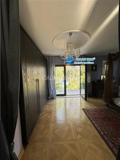 Vila stil florentin pe malul lacului,teren4500mp iesire la lac de 17ml