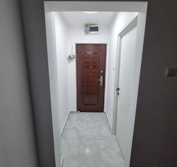 2 camere piata resita etaj 2