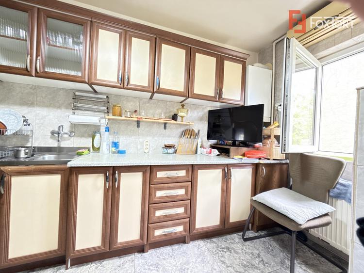 Apartament cu 3 camere, la etajul 1, de vanzare in zona Lipovei