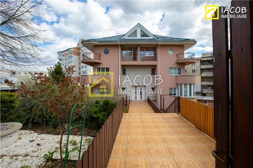 1/2 Duplex  S+D+P+2E, 455 mp in zona centrala a mun. Bacau