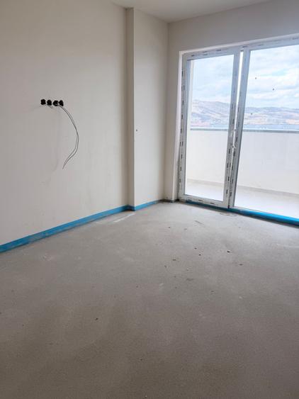 Apartament cu 3 camere,terasa,parcare,zona Eroilor,etaj intermediar
