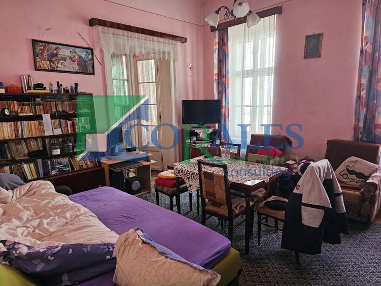 Piata Unirii. Cladire istorica. Fatada renovata!
