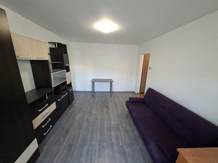 Apartament 2 camere, etajul 2/4, zona Baza 3