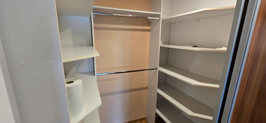 2 camere de vanzare , etaj superior, central Focsani