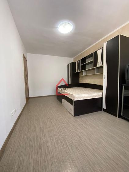 Apartament cu o camera, Pacurari