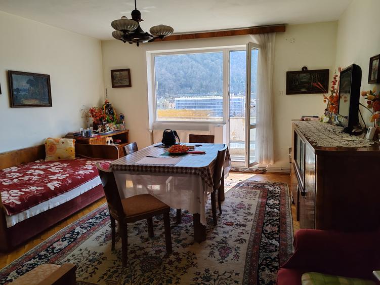 Apartament 3 camere liber la vanzare, pozitie deosebita zona Colinei