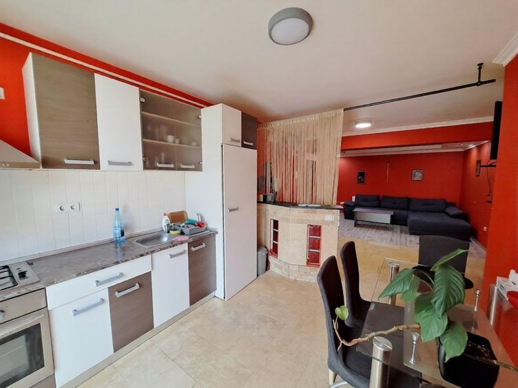 Apartament 2 camere spațios + parcare in Zona Florilor-Floresti