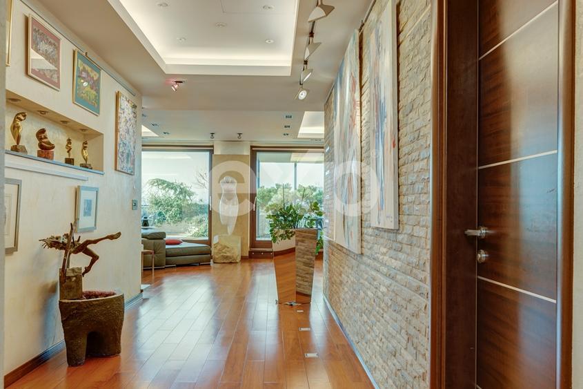 Penthouse 5 camere de vanzare -Nordului stradal + 800 mp teren in jurul blocului