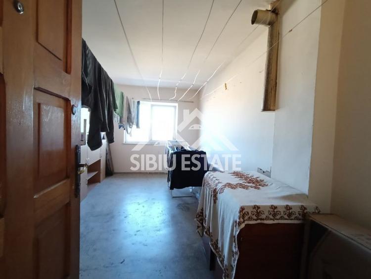 Apartament de vanzare cu 3 camere, decomandat - Valea Aurie