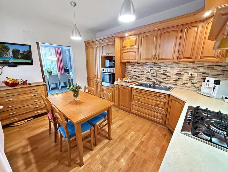 Două case separate , utilizare mixtă– rezidențial & comercial.