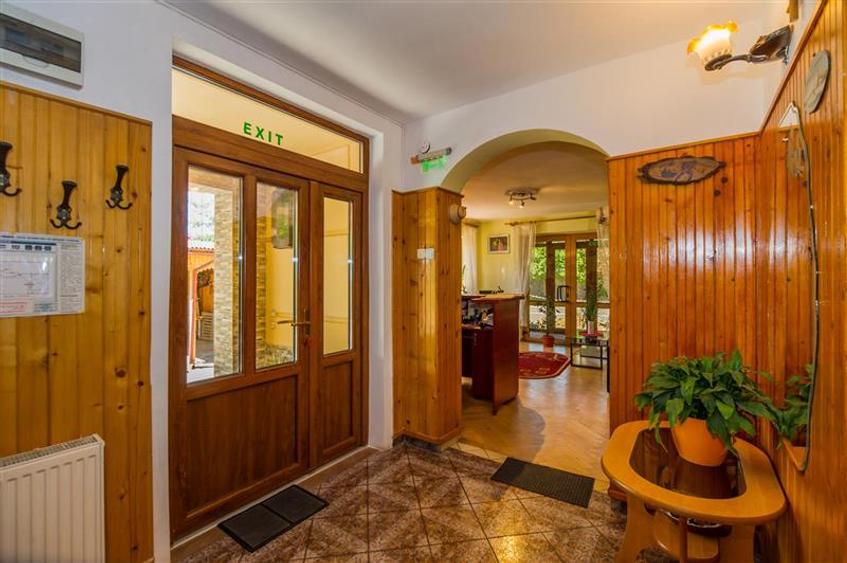 Pensiune cu restaurant, profit asigurat din chirii, terasa spre munte, Brasov