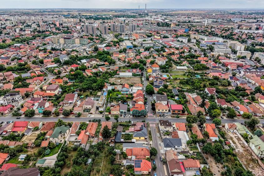 Casa Solida cu Mansarda in Zona Excelenta Parneava