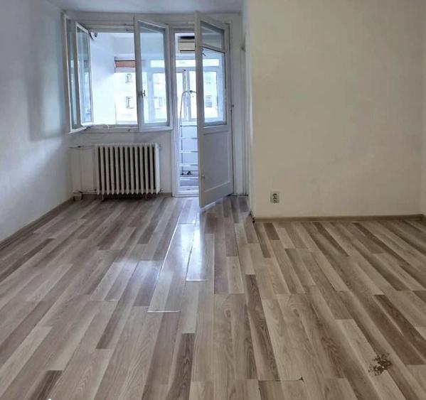 Garsoniera la 2 minute de metrou Lujerului, Militari