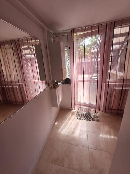 Zona Trocadero , imobil 90 mp., IDEAL BIROURI, curte