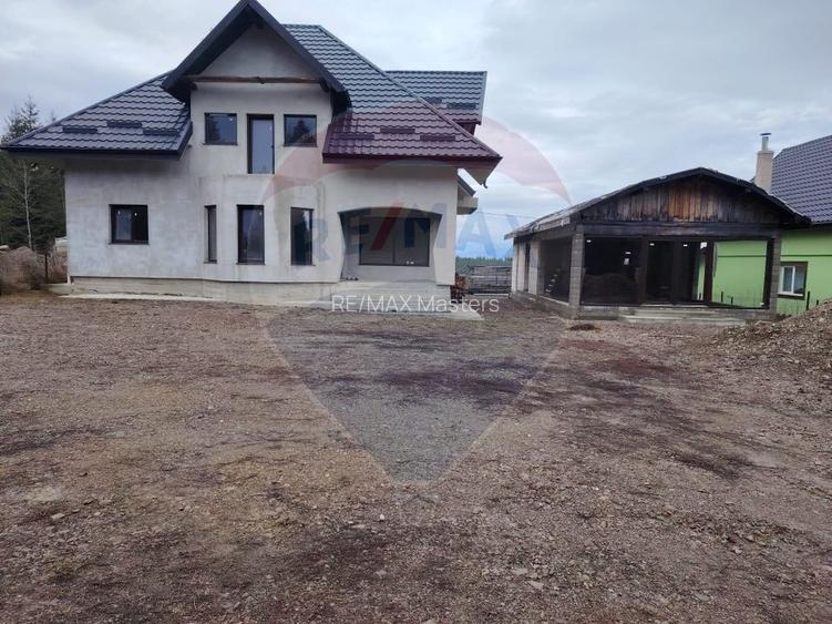 Casă / Vilă cu 8 camere de vânzare - 2