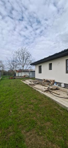 Casa cu 3 camere 80 mp, teren 650 mp, gazon, centru Holboca