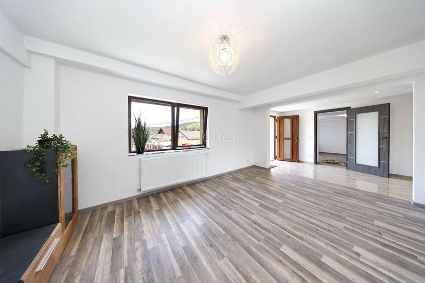 Casa renovata 2024 cu 2 apartamente
