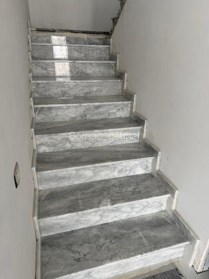  175 mp util+ pod 70 mp util  330.000 € + Tva  - 13