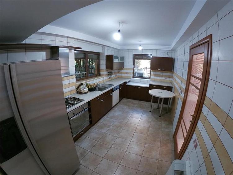 Vila 2.700mp, Paradisul Verde, cu piscina si padure proprie