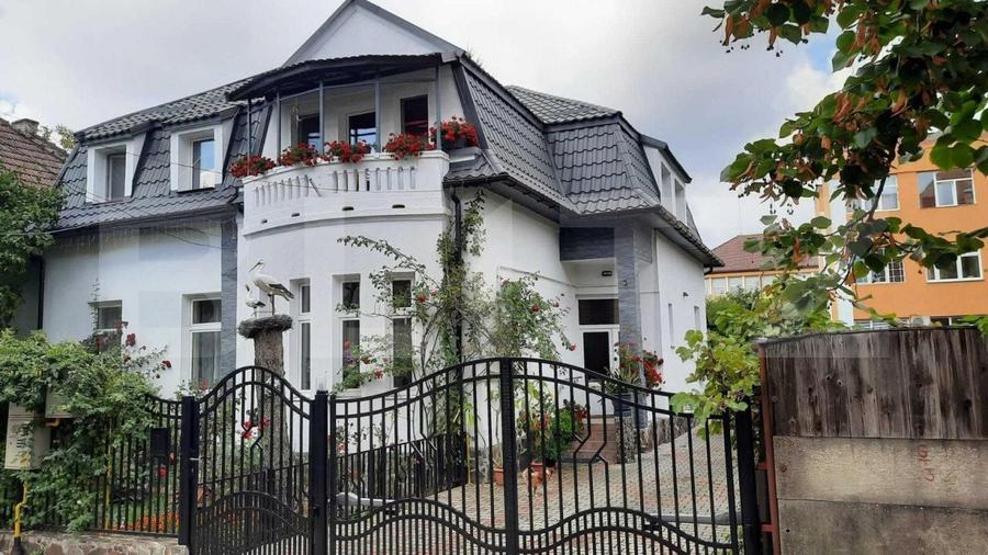 Casa cu două apartamente și garaj în zona 0 a Bistriței - 240mp utili 734mpTEREN