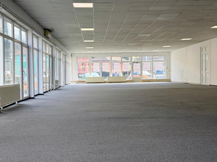 Showroom 300mp Soseaua Alba Iulia langa benzinăria Mol cu vitrina mare
