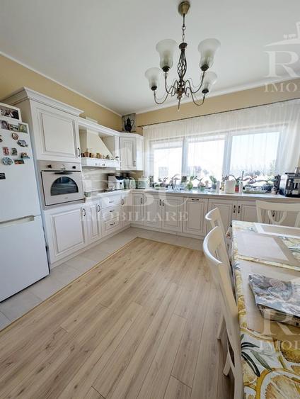 Casa cuplata finisata cu teren 300 mp Floresti str. Narciselor