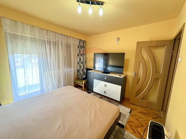 Vanzare apartament 3 camere decomandat cu loc parcare Micalaca zona300