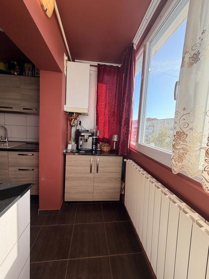 Apartament 4 camere, decomandat mp '70 utili, boxa, 10 mp cu CF etaj 3-Soarelui