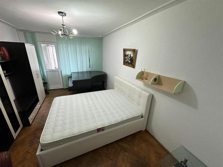 Apartament 3 camere de închiriat - Mircea cel Bătrân