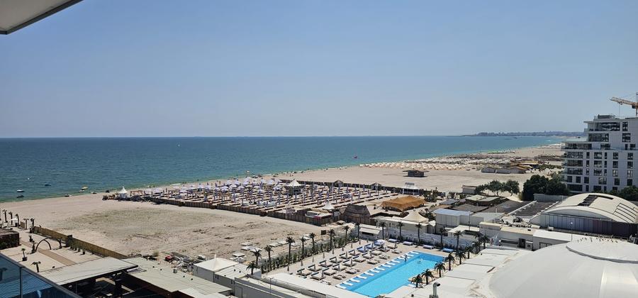 Mamaia zona cluburi , vedere ftontala la mare si ghiol