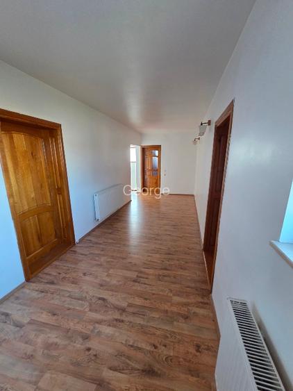 Casă cu 5 camere și garaj, teren 1400 mp