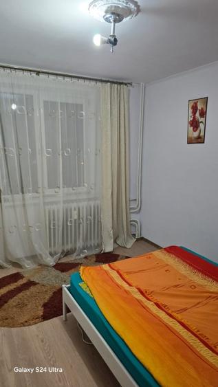 Inchiriez apartament 3 cam
