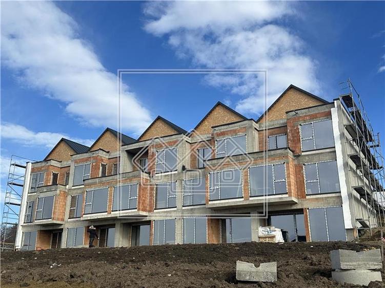Casa cu 4 camere, 3 bai, teren de 284 mp, 2 locuri de parcare